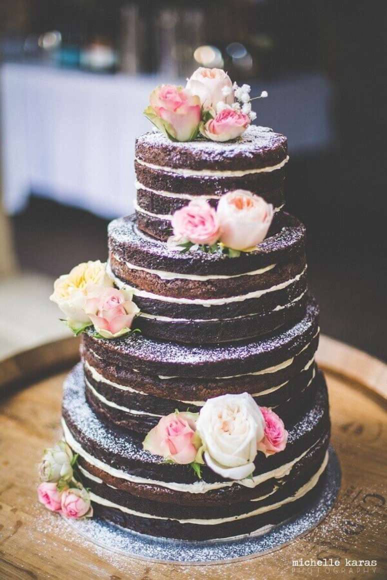 50. Flores tamb&eacute;m podem ser usadas para fazer o topo de bolo casamento &ndash; Foto: Michelle Karas