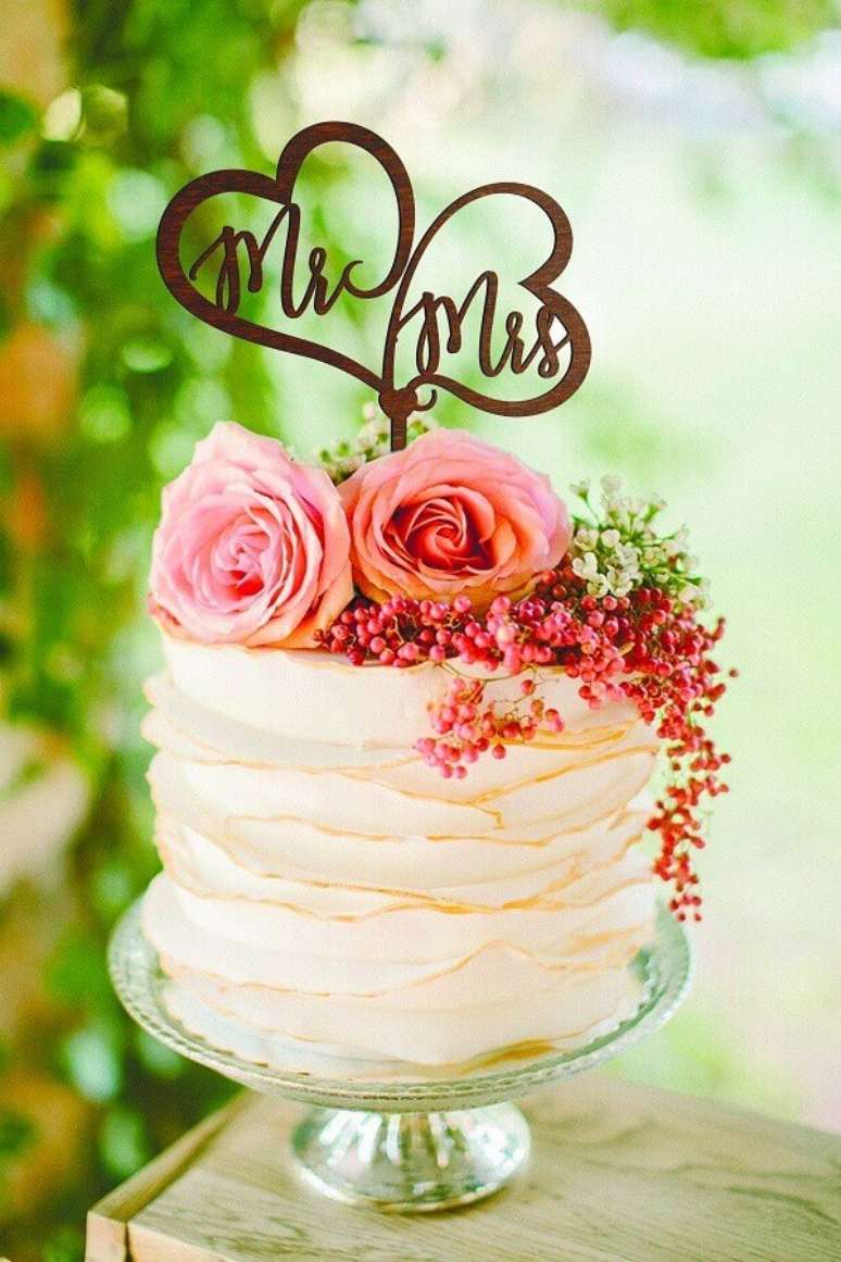 13. No mercado &eacute; poss&iacute;vel encontrar diversos modelos de topo de bolo casamento &ndash; Foto: Etsy