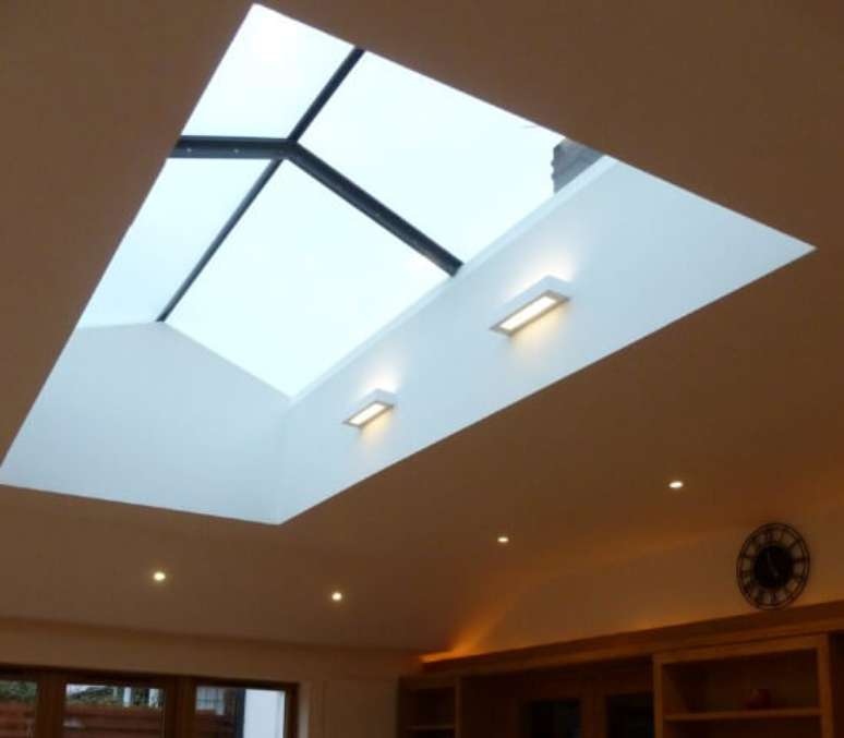 46. A claraboia de teto com estrutura met&aacute;lica preta tem um visual mais moderno. Fonte: