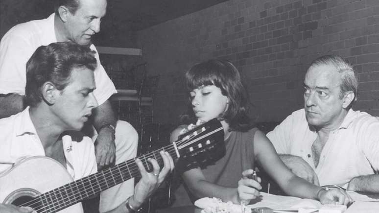 Nara Le&atilde;o com Aloysio de Oliveira, Carlos Lyra e Vinicius de Moraes durante ensaio