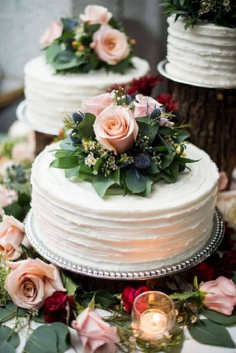 67. Bolo de casamento simples decorado com rosas &ndash; Foto: Maria Grace