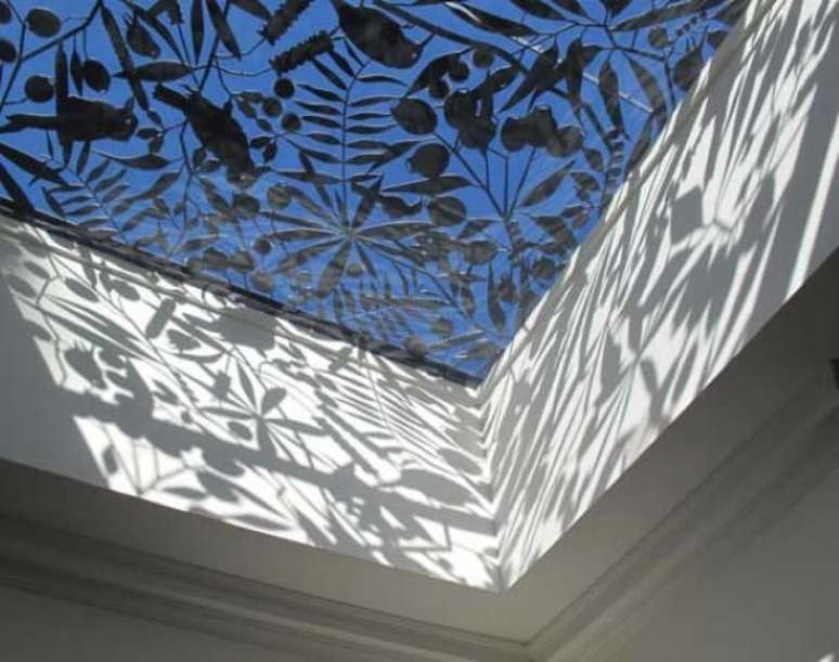 12. As claraboias podem tamb&eacute;m ter uma estrutura como essa que, com a entrada de luz, reflete o padr&atilde;o dentro de casa. Fonte: