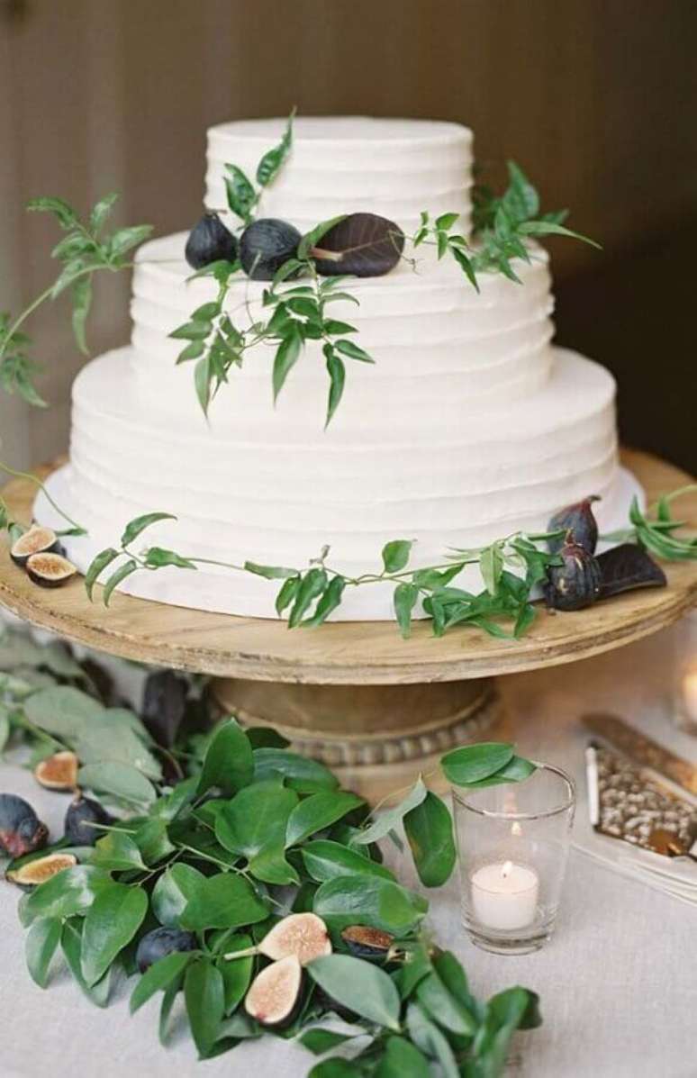 21. Modelo simples de bolo de casamento branco com folhas bem verdes &ndash; Foto: Decor F&aacute;cil