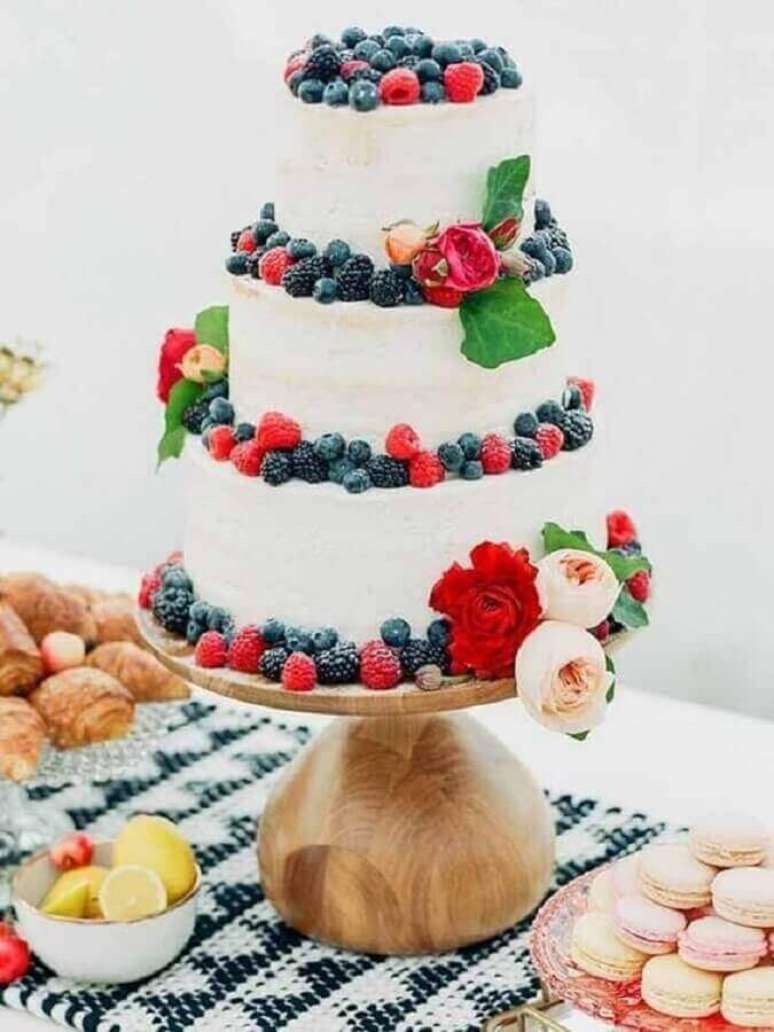 16. Lindo bolo simples de casamento decorado com frutas vermelhas &ndash; Foto: 100 Layer Cake