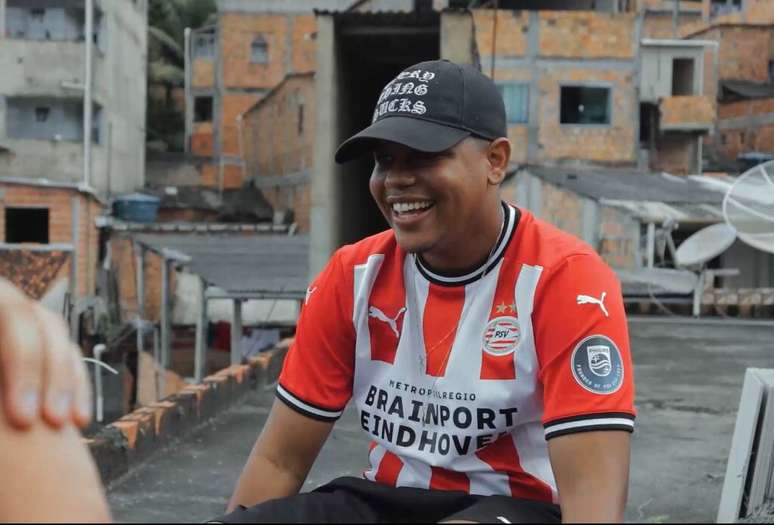 Rapper Andrad em gravação de clipe