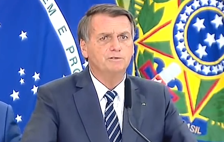 Bolsonaro usa evento para defender gestão: "Gasolina a R$ 5 e o povo nos trata bem"