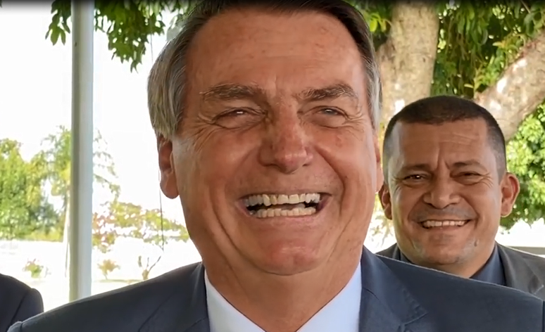 Bolsonaro faz piada e ri de abertura de cratera em SP.