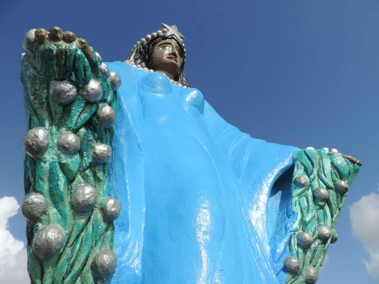 Estátua em homenagem a Iemanjá  na praia do Janga, em Paulista, Pernambuco