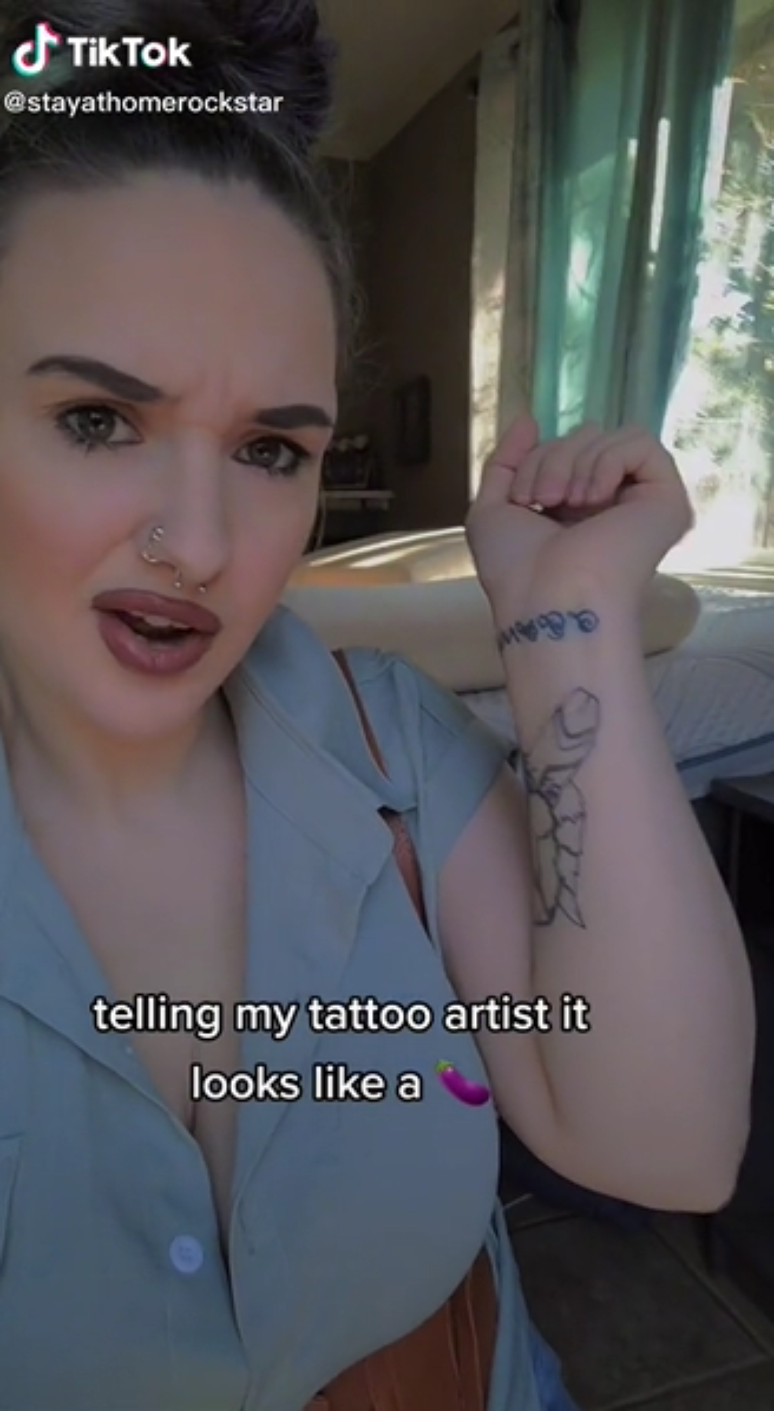 Tatuagem da tiktoker Courtney Lyn com o bra&ccedil;o fechado e levantado