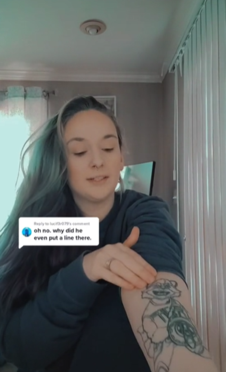 Tatuagem da tiktoker Courtney Lyn com o bra&ccedil;o aberto