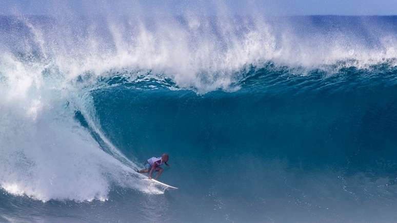 Kelly Slater pode ser o surfista mais velho a vencer a etapa de Pipeline, no Havaí (Foto: Brian Bielmann / AFP)