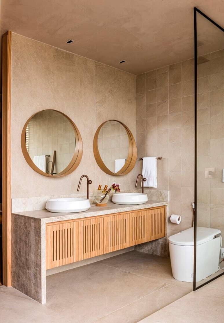 2. Banheiro com cuba dupla e torneira para lavat&oacute;rio cobre &ndash; Foto Renato Navarro