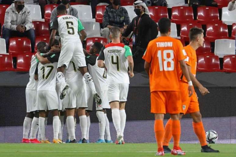 Al Jazira venceu o AS Pirae na estreia pelo Mundial de Clubes (Foto: KARIM SAHIB/AFP)