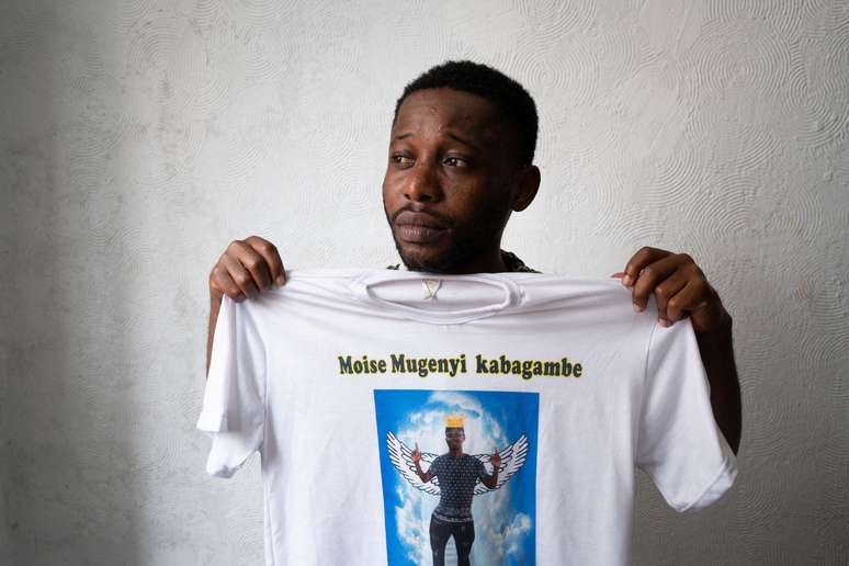 Amigo de Moïse Kabagambe, congolês espancado até a morte no Rio, exibe camiseta com a imagem da vítima
