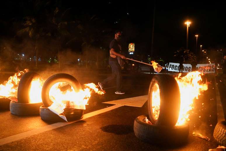Manifestantes ateiam fogo a pneus durante protesto contra assassinato de refugiado congol&ecirc;s no Rio de Janeiro 03/02/2022