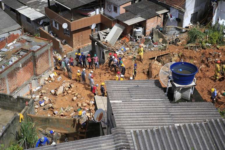 Procura por vítimas na região onde ocorreu o deslizamento de terra em Franco da Rocha (SP), na terça-feira (1)