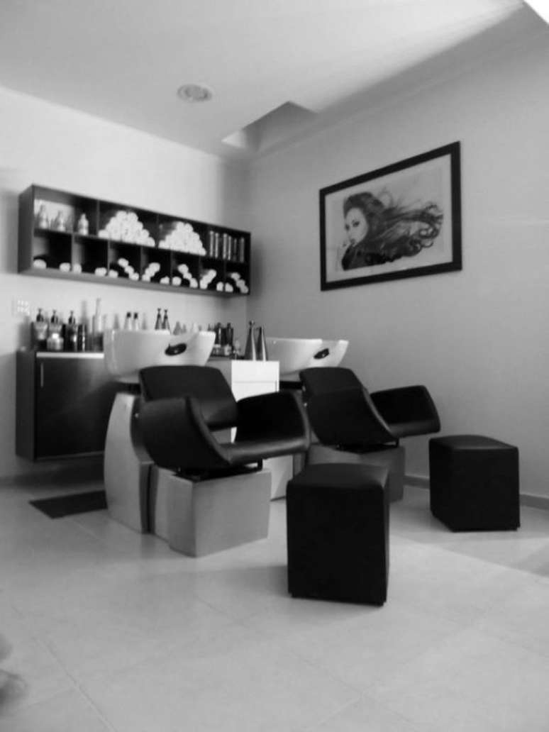 4. Torneira para lavat&oacute;rio de sal&atilde;o de beleza e poltrona preta &ndash; Foto Habitissimo