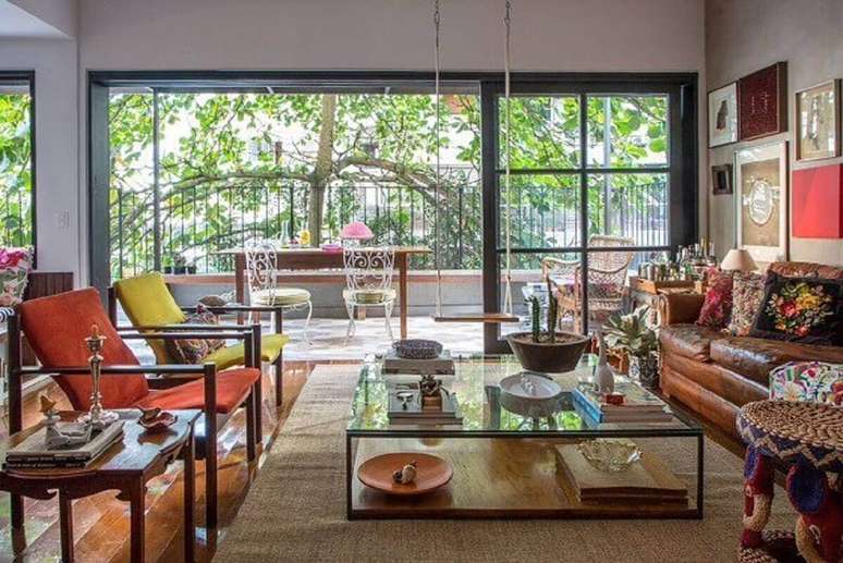 4. Poltronas coloridas para sala decorada em cores neutras com mesa de centro de vidro &ndash; Foto: IN/EX Arquitetura