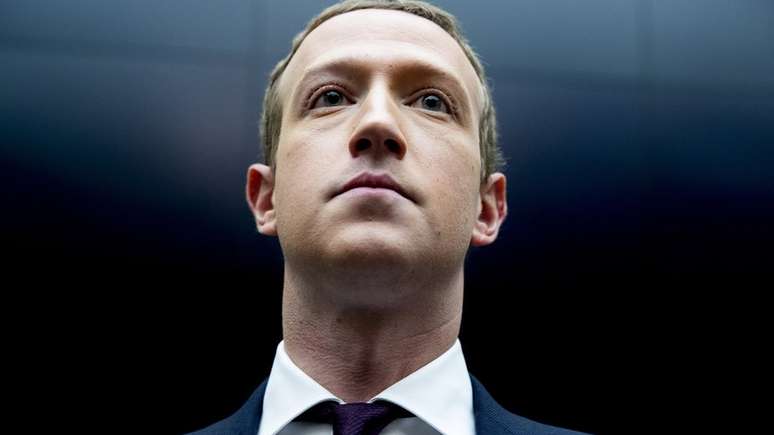 Rede social liderada por Mark Zuckerberg enfrenta queda de popularidade entre jovens e perda de terreno para concorrência, como aplicativo TikTok
