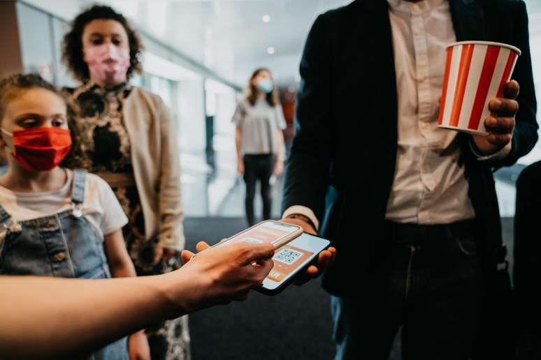 Fam&iacute;lia-indo-ao-cinema