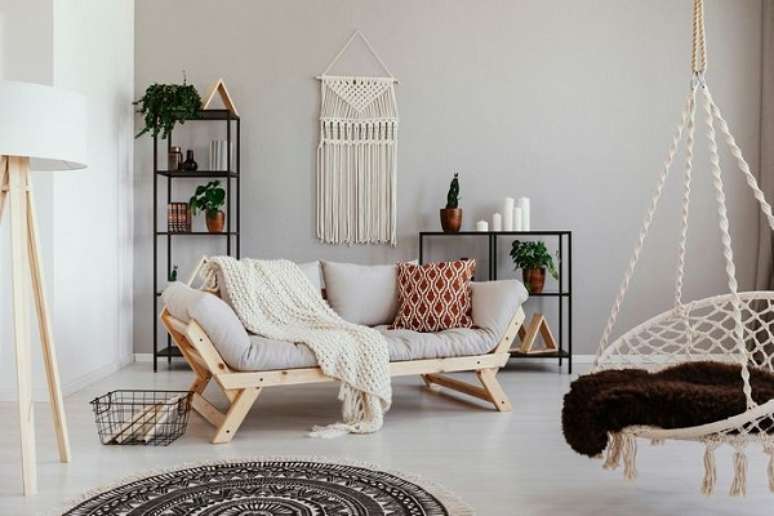 68. Sala com decora&ccedil;&atilde;o boho chic e macram&ecirc; parede &ndash; Foto ARkpad