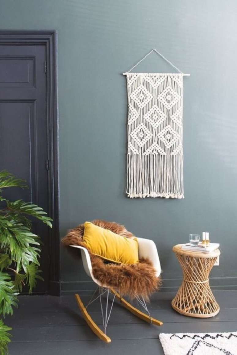 31. Macram&ecirc; parede bege na sala de estar &ndash; Foto Woolyventures