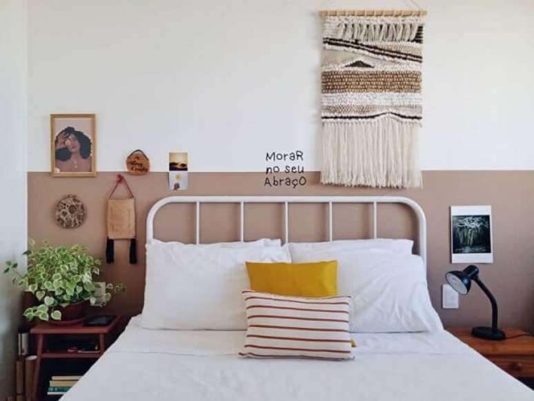 23. Macram&ecirc; de parede bege na decora&ccedil;&atilde;o da sala &ndash; Foto Apartamento Baiana