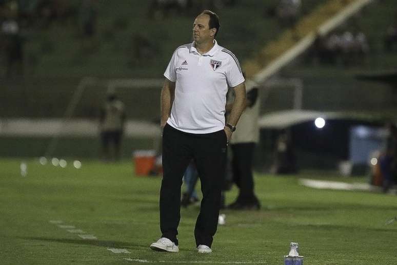 Com 'últimos zagueiros' disponíveis no São Paulo, Rogério Ceni