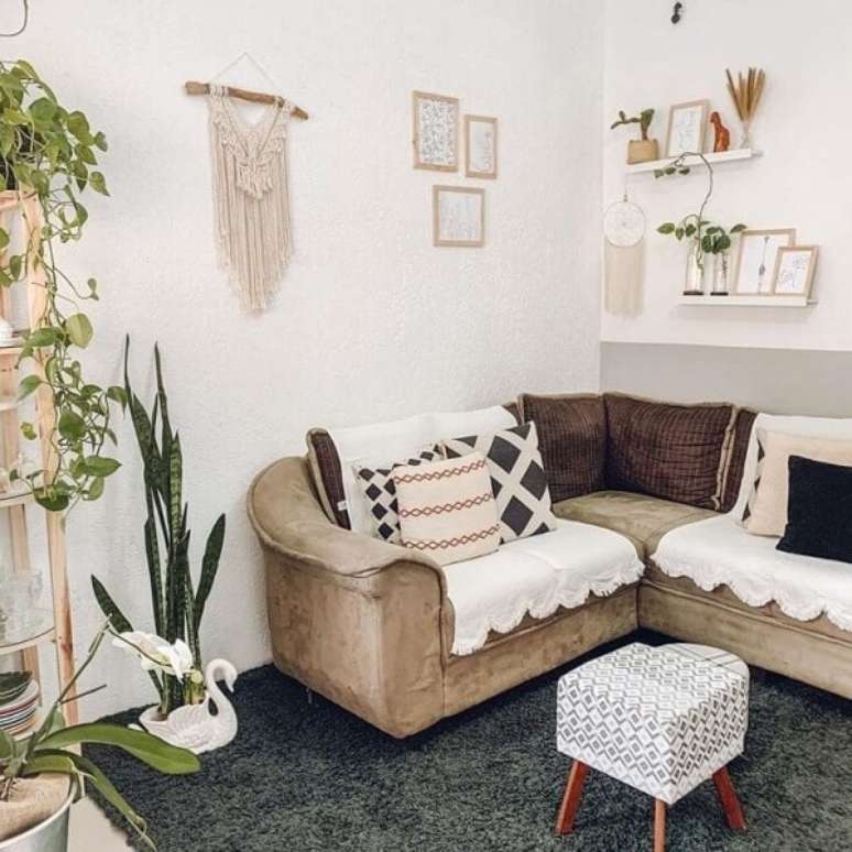 70. Sala de estar com macram&ecirc; parede bege &ndash; Foto Casa 781