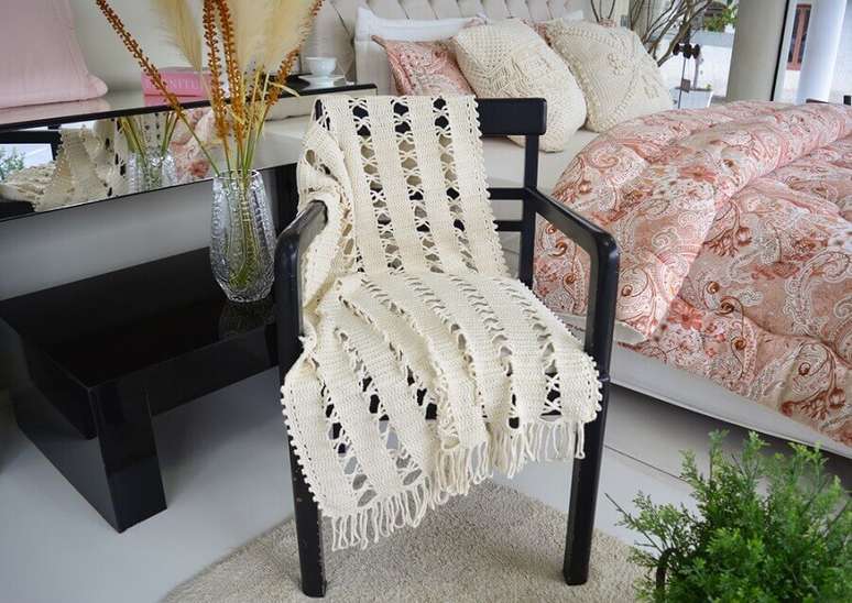 6. Decora&ccedil;&atilde;o de quarto feminino com manta para cadeira de madeira &ndash; Foto: Circulo