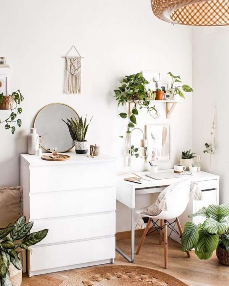 65. Quarto com macram&ecirc; parede perto da c&ocirc;moda e escrivaninha &ndash; Foto The white Homey Home