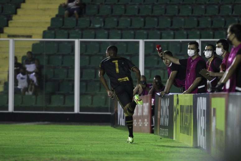 Luizinho fez o primeiro gol do jogo no Orlando Scarpelli (Foto: Divulgação/Patrick Floriani/Figueirense)