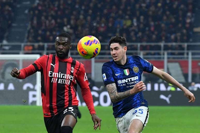 Inter de Milão e Milan empataram em 1 a 1 no clássico do primeiro turno (Foto: TIZIANA FABI / AFP)