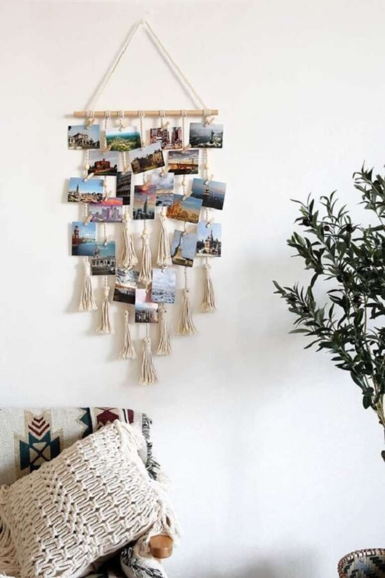 41. Macram&ecirc; parede com fotos na cor bege &ndash; Foto Design Innova