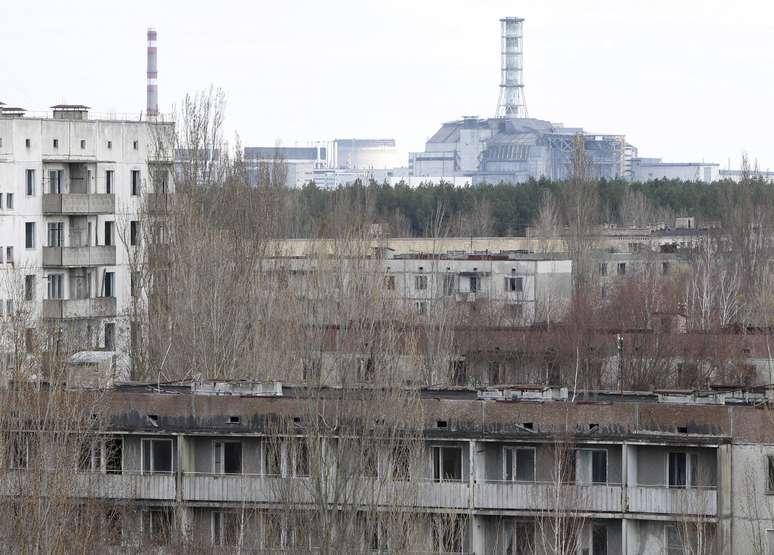 Imagem da cidade de Prypiat (Ucrânia) e de parte do sarcófago que cobre o reator de Chernobyl 