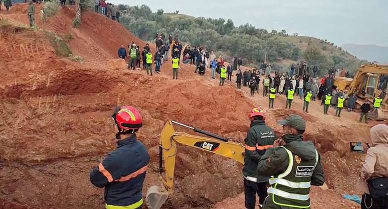 Operação de resgate para retirar menino de 5 anos que caiu dentro de poço no Marrocos