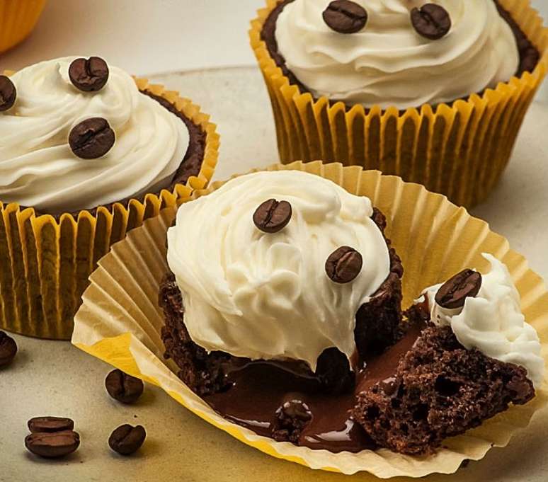 Cupcake de caf&eacute; com chantilly (Reprodu&ccedil;&atilde;o / Guia Cozinha)