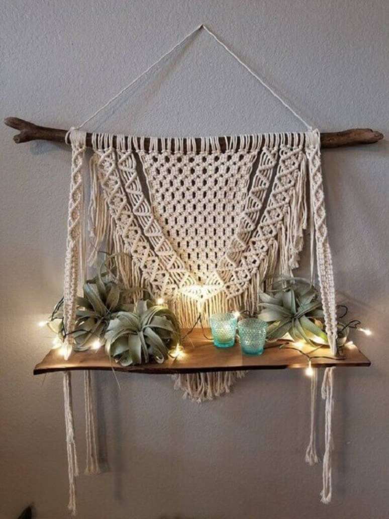 57. Prateleira com macram&ecirc; parede e luzes encantadoras &ndash; Foto Isabella David