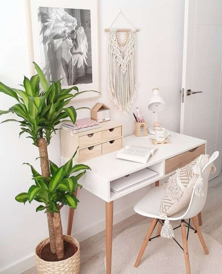 9. Escrit&oacute;rio decorado com tape&ccedil;aria de parede macram&ecirc; &ndash; Foto Rosenude Homedeco