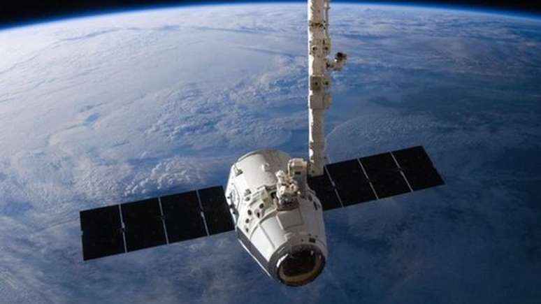 Uma espaçonave da SpaceX, de Elon Musk, leva tripulação e carga para a ISS