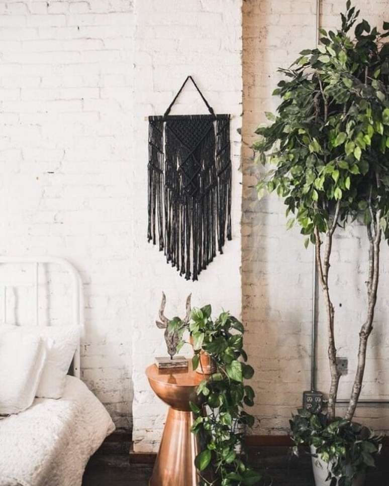76. Quarto branco com macram&ecirc; parede preto &ndash; Foto Mana Macrame