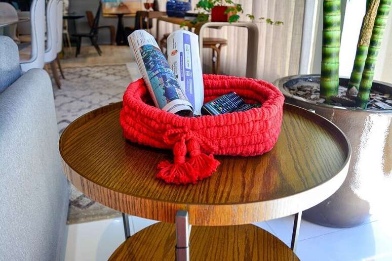 12. Decora&ccedil;&atilde;o de sala com cesto artesanal para organiza&ccedil;&atilde;o &ndash; Foto: Circulo