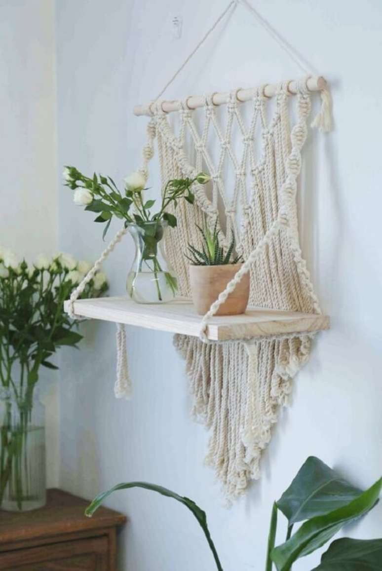 35. Macram&ecirc; parede bege com prateleira para plantas &ndash; Foto Cote Maison
