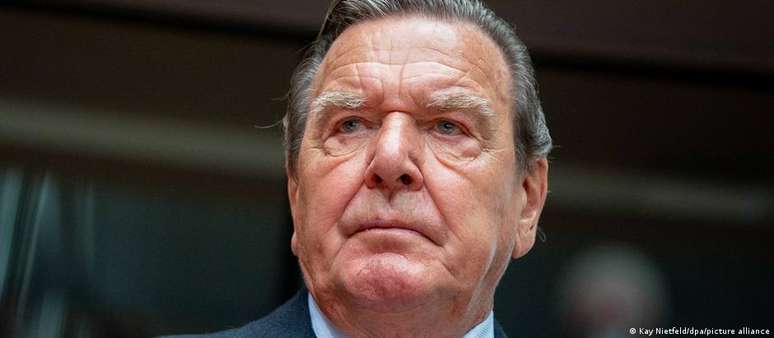 Schröder vem provocando controvérsia desde que deixou o cargo devido aos seus laços estreitos com a Rússia