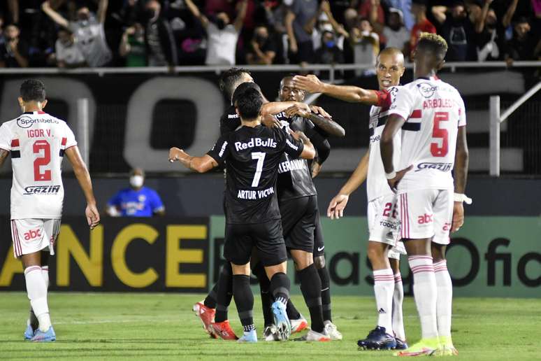 Em jogo de 7 gols, São Paulo foi derrotado pelo Bragantino