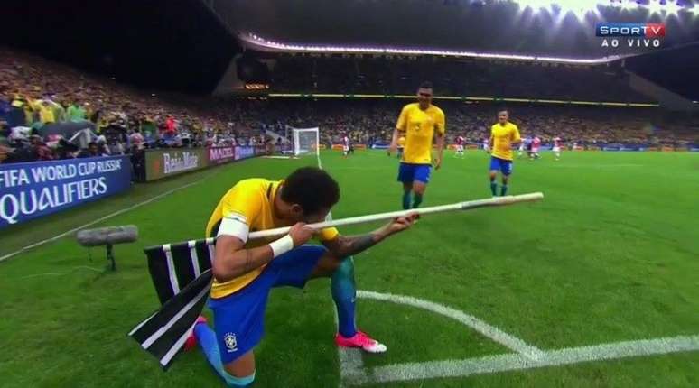 Neymar comemora gol como atirador de CS:GO