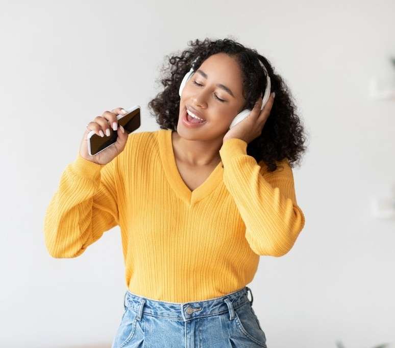 M&uacute;sicas preferidas podem ser um &oacute;timo assunto na hora da paquera - Shutterstock