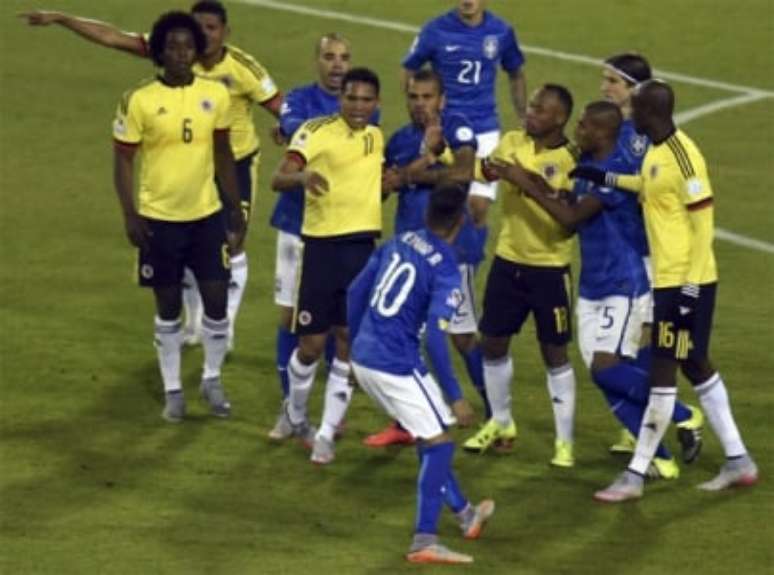 Neymar em meio à confusão com jogadores da Colômbia após derrota do Brasil na Copa América de 2015 (AFP/RODRIGO ARANGUA)