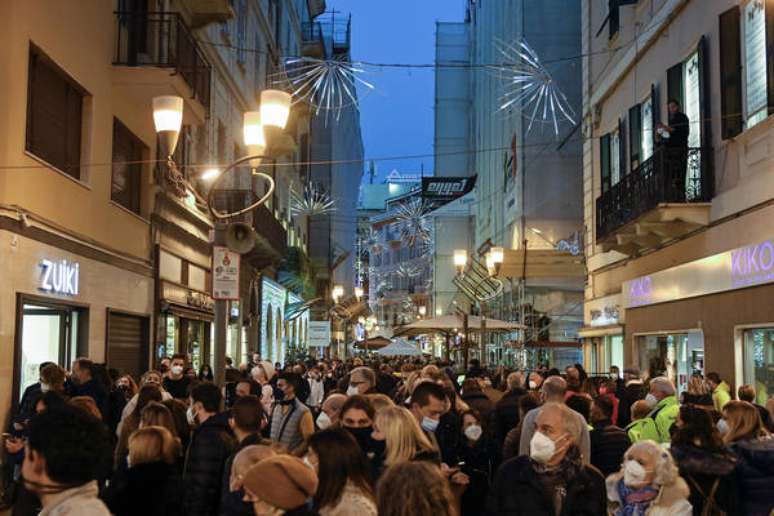 Multidão em Sanremo durante a pandemia de Covid