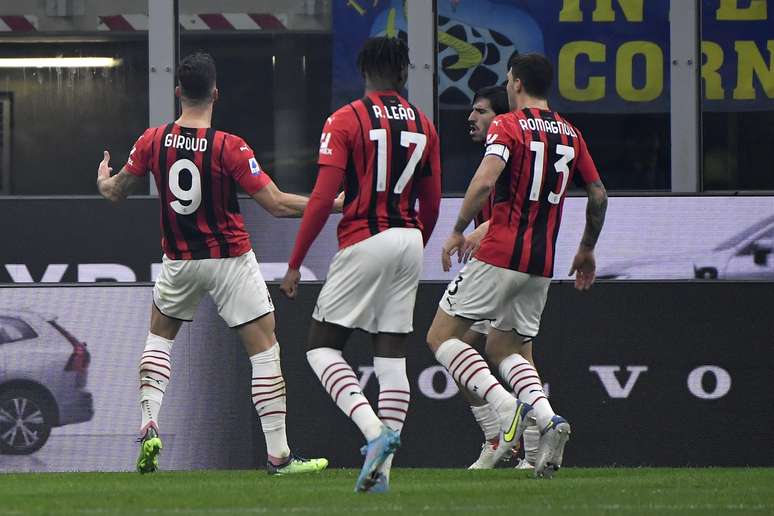 Milan vira sobre a Inter e encosta na liderança do Italiano